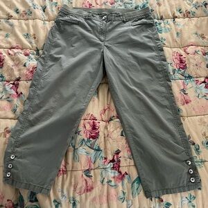 Chico's utility Green Pants size 2.5. Capri length detailed w/ buttons.